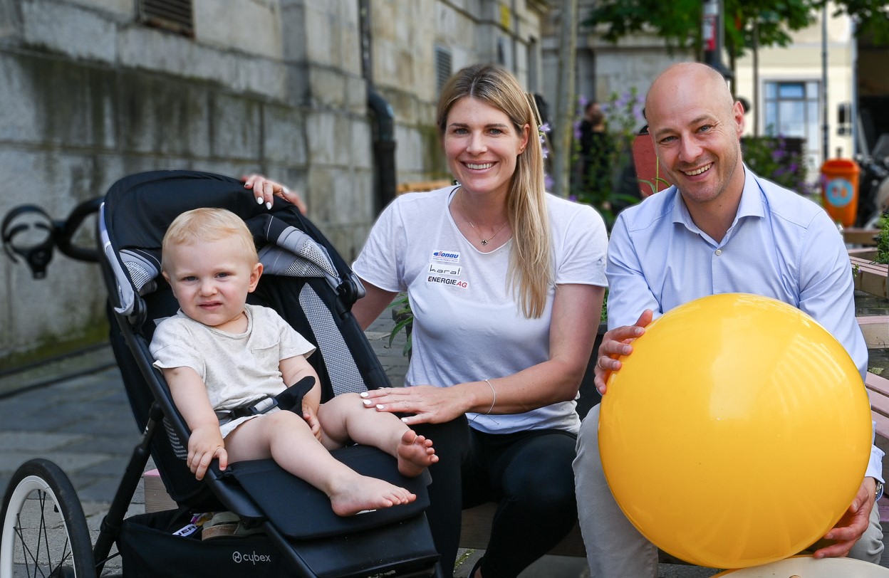 Kind, Viktoria Schwarz und Martin Hajart