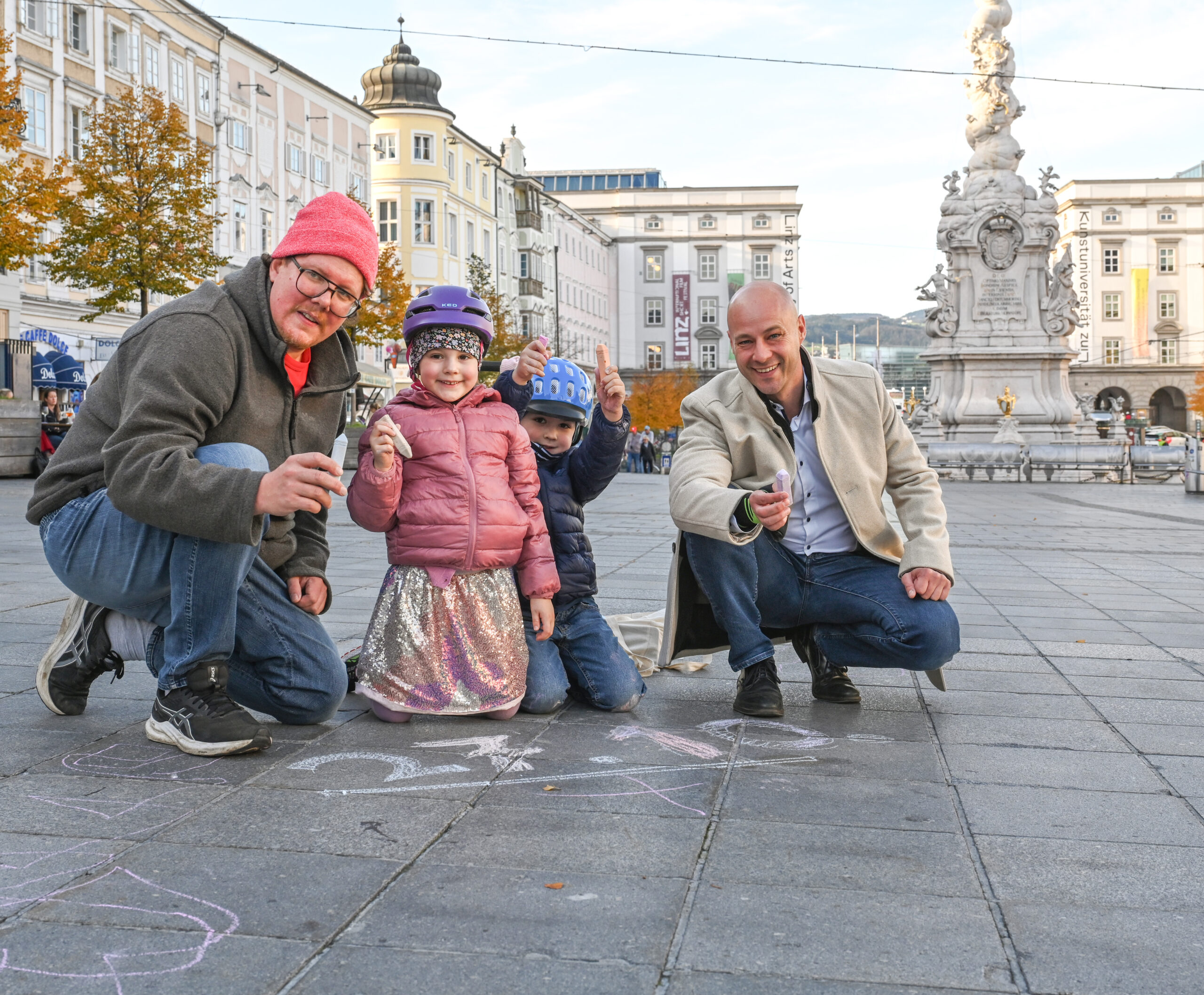 Kinder mit Martin Hajart am Hauptplatz