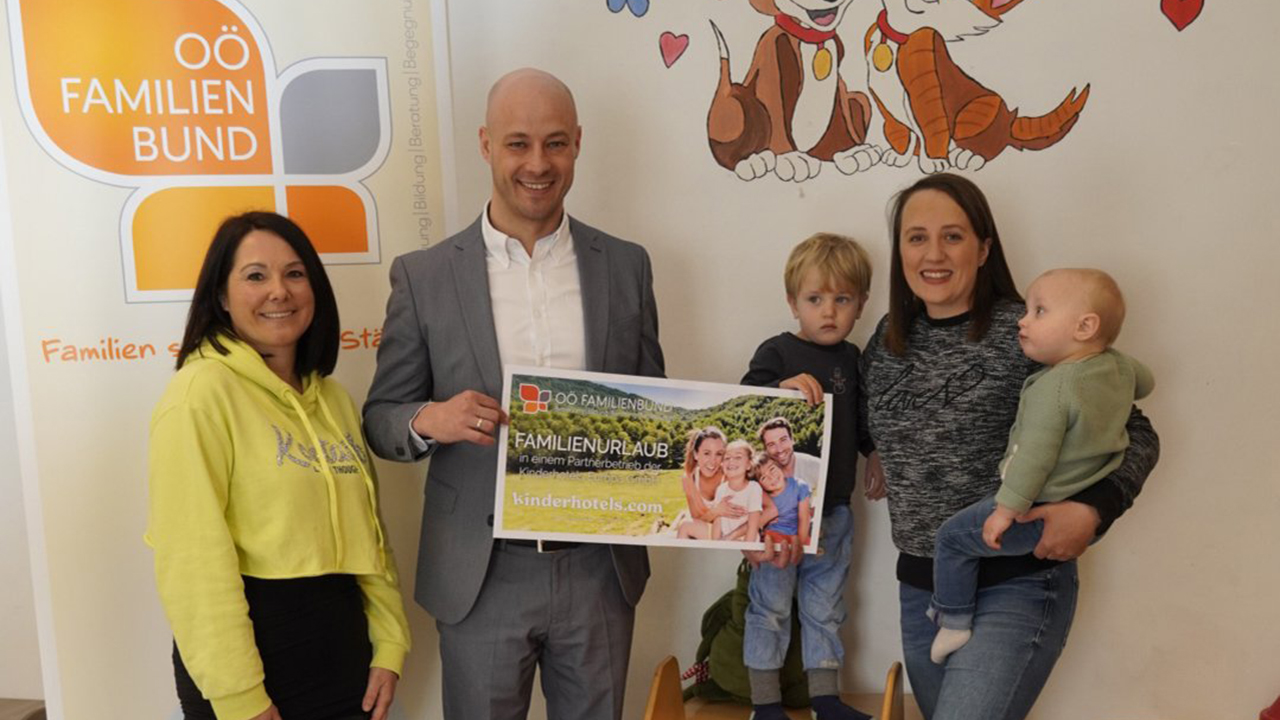 Martin Hajart macht ein Gewinnübergabefoto mit der Gewinnerin und ihre 2 Kinder