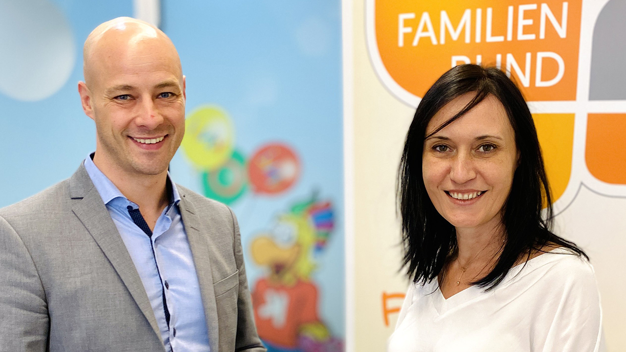 Martin Hajart und Ana Aigner vor dem OÖ Familienbund Rollup