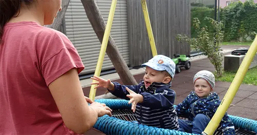 Kinderbetreuuerin mit zwei Kinder