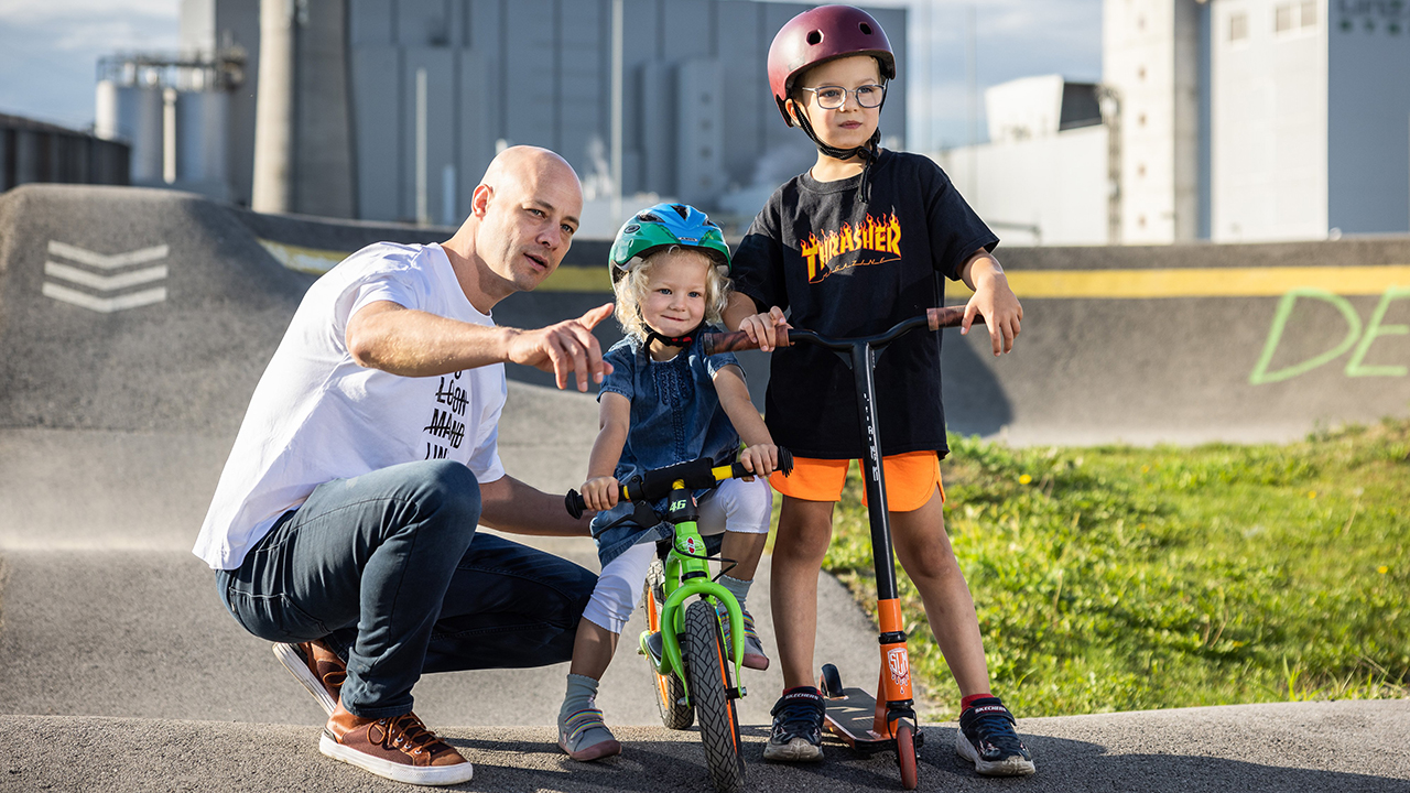 Martin Hajart mit seinen zwei Kindern auf einem Skaterpark