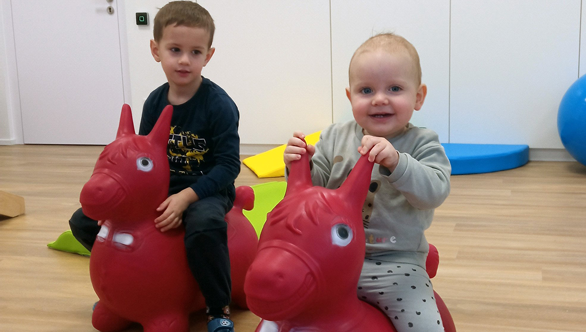 Klein Kinder spielen mit Hüpfhippo