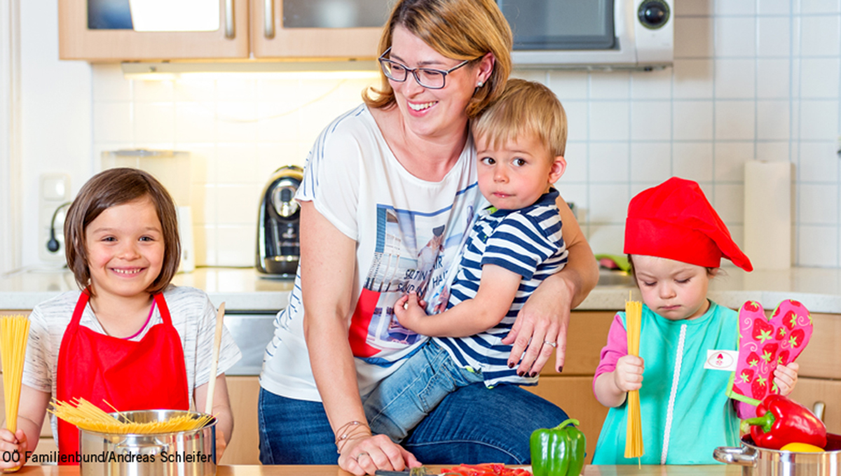 Kinder mit der Tagesmutter in der Küche