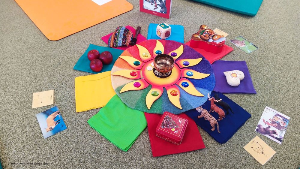 Yogamitte und Material vom Kinderyogakurs