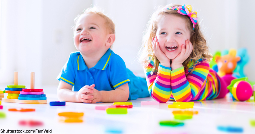 Kinder spielen und lachen