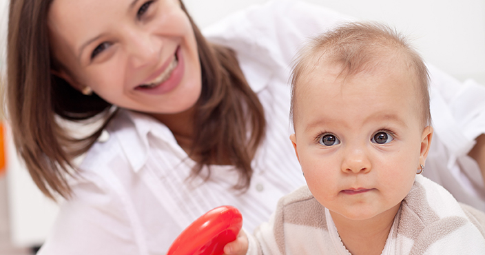 Mama mit Baby spielen