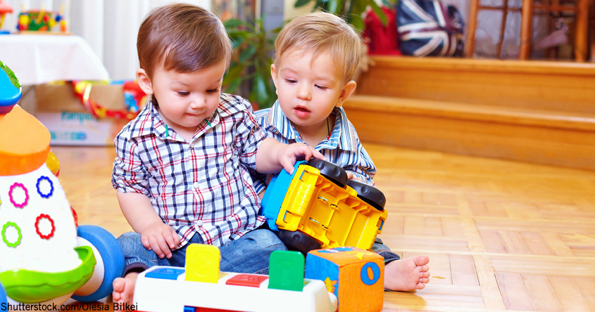 Kinder die mit Spielsachen spielen