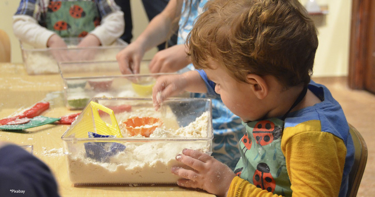 Kind spielt mit Sand