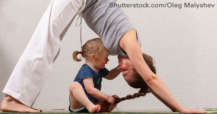 Mama und Baby machen Yoga