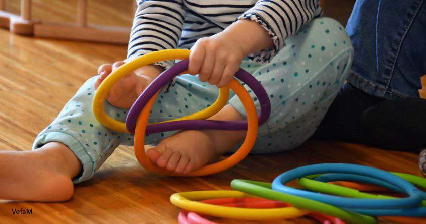 Kinderfüße mit bunten Ringen