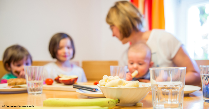 Familie frühstückt