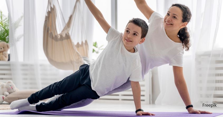 freepik_familyyoga.jpg