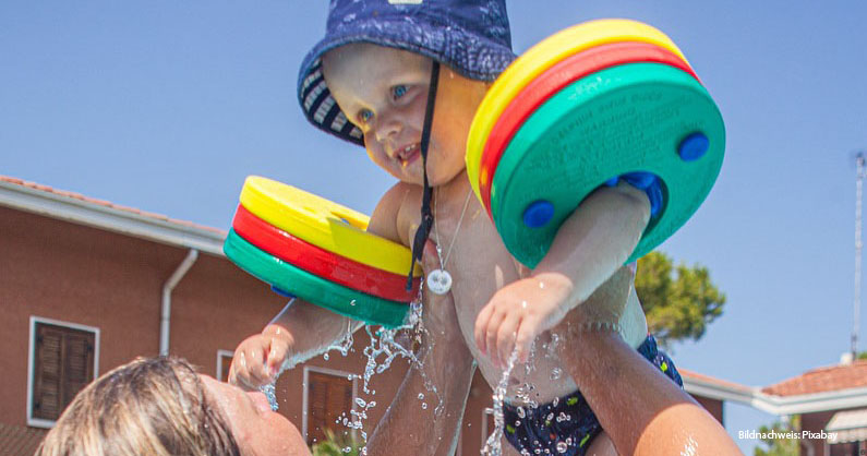 Kind beim Baden