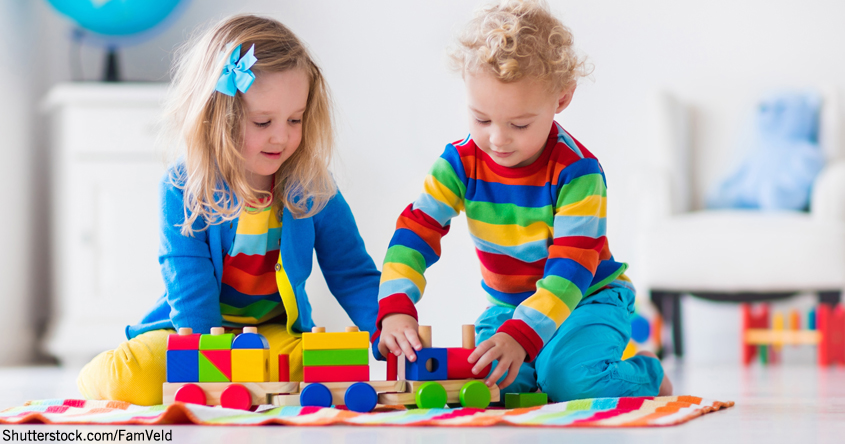 SHU_(c)FamVeld_2016_Kinder spielen drinnen Kinderbetreuung (1).jpg