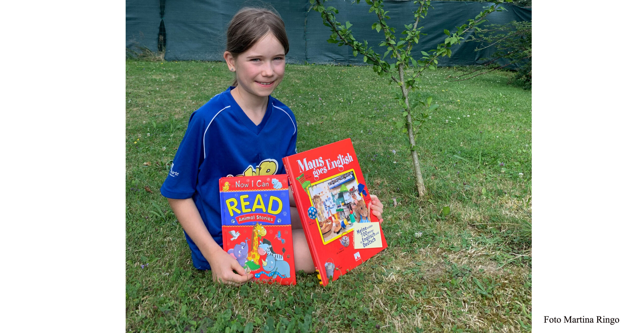 Kind mit Englischbüchern