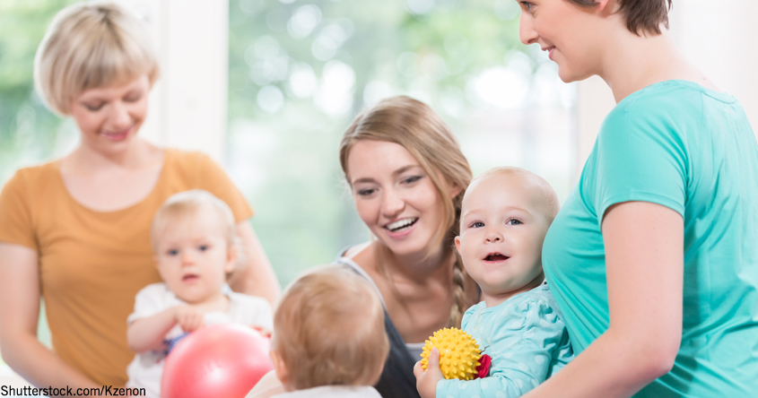 Kinder spielen Mütter