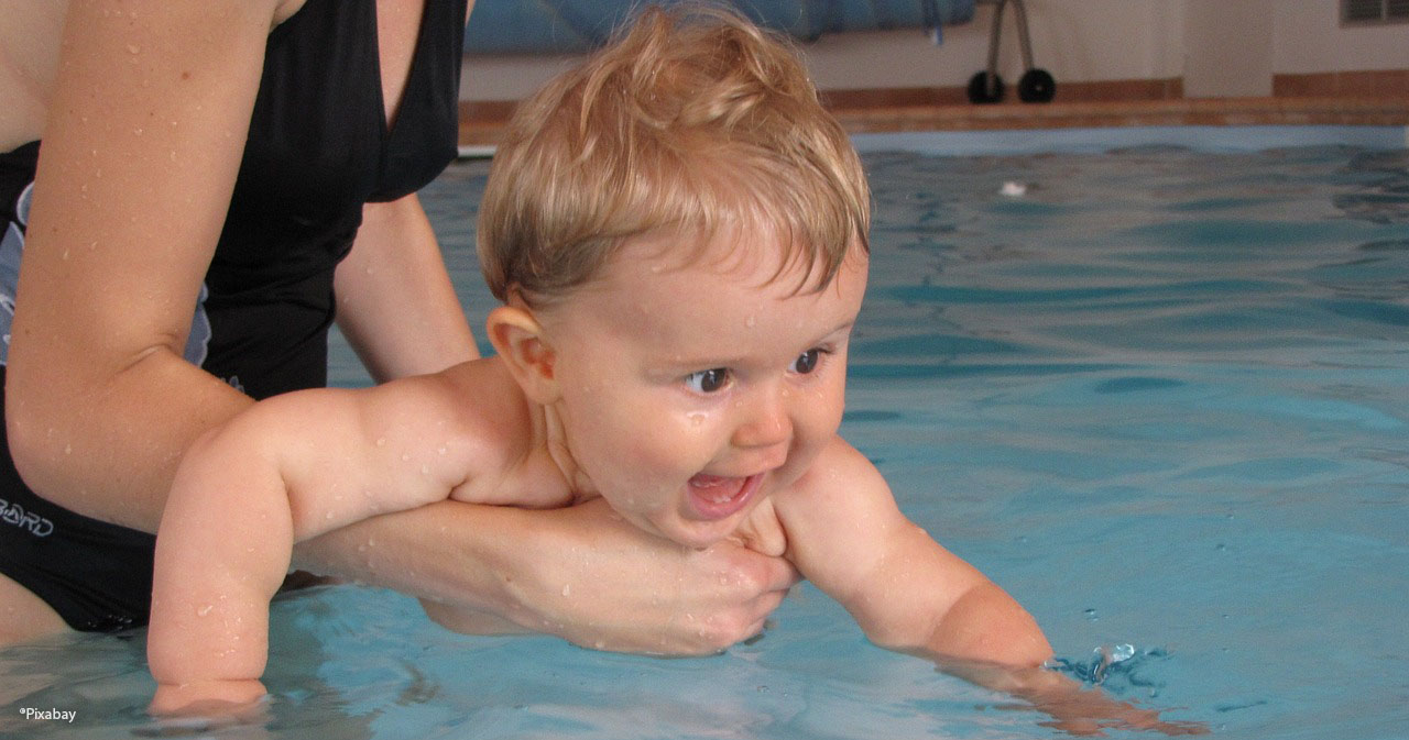 Baby schwimmt im Wasser