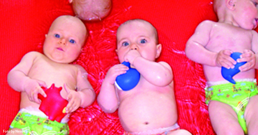 Babys beim Babyschwimmkurs