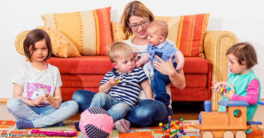 Kinder die mit Mama spielen