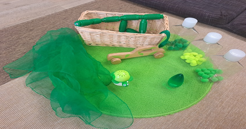 vorbereitete Babyspielgruppe in der Farbe grün