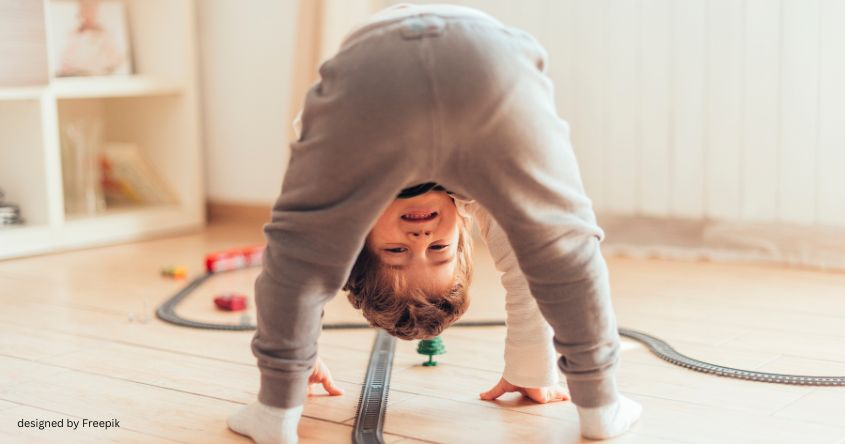 Bub der mit dem Kopf zwischen seinen Beinen durchsieht.