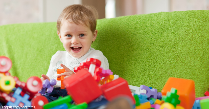 Bub mit Spielzeug