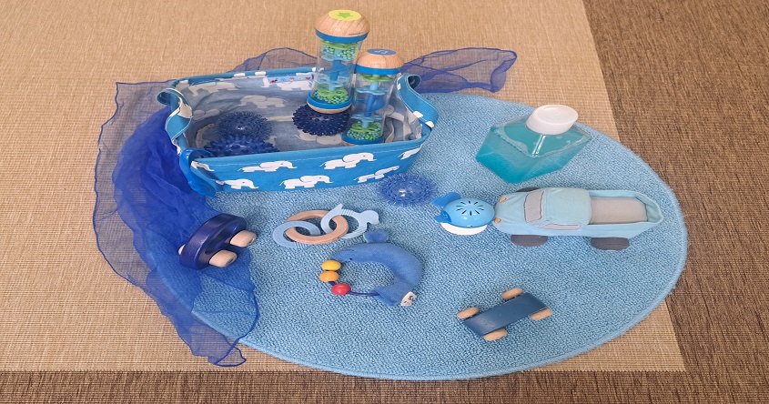 Vorbereitete Babyspielgruppe in der Farbe blau