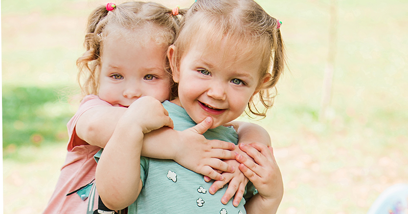 2Kinderportraits die sich umarmen