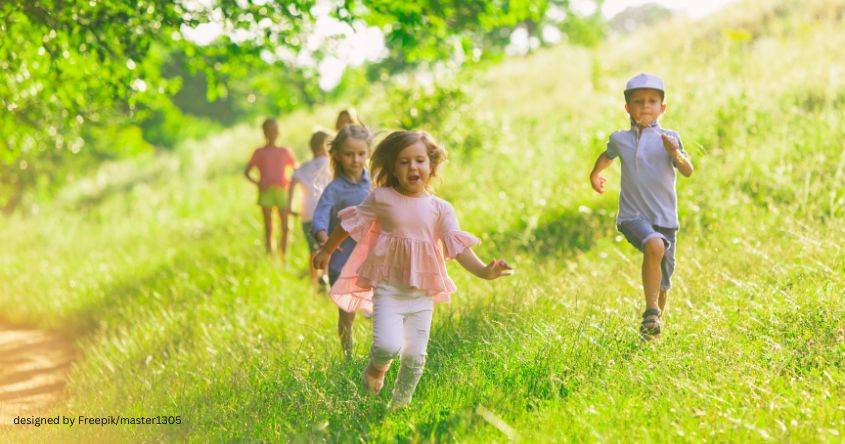 Kinder laufen auf der Wiese