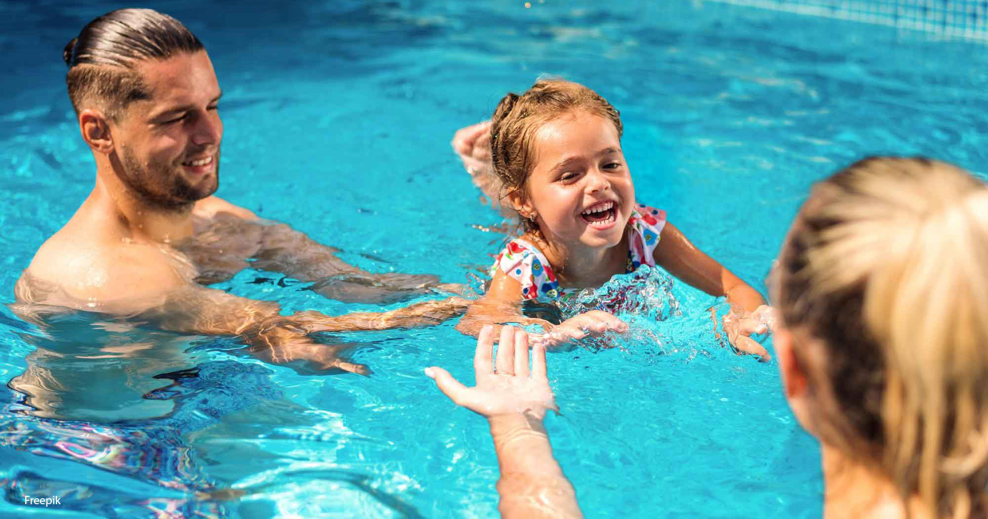 Kind schwimmt mit Eltern