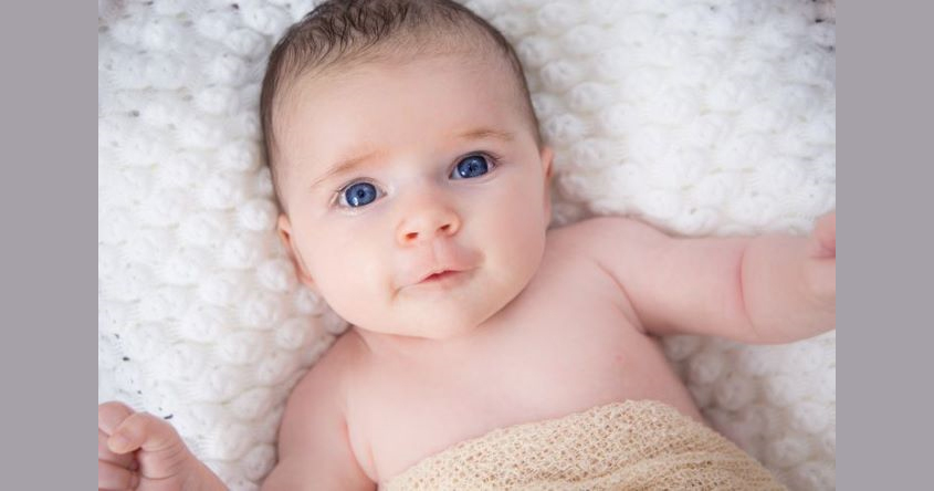 Baby liegt und schaut