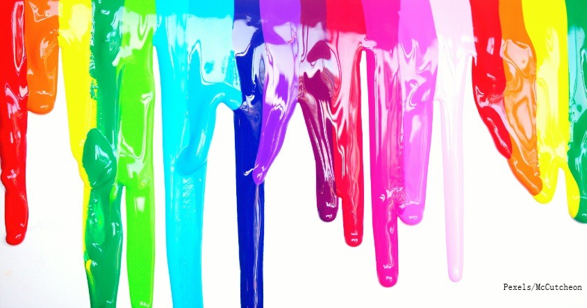 Farben auf Leinwand rinnend